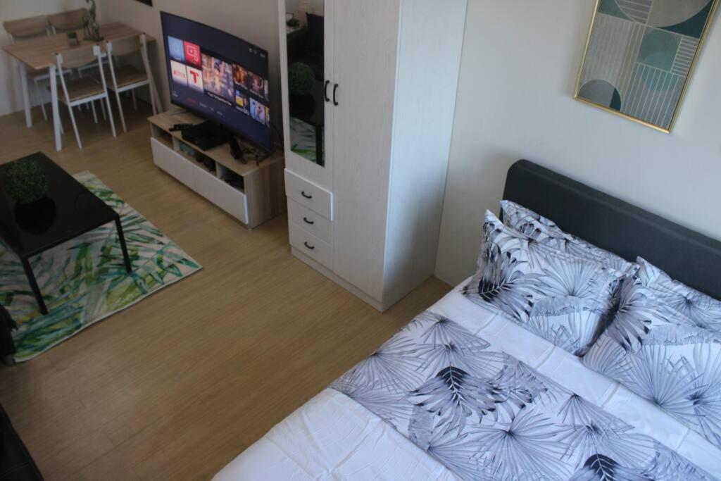 Huge A2J Executive Luxury 1Br Suite Near Abs Cbn, Gma Манила Экстерьер фото