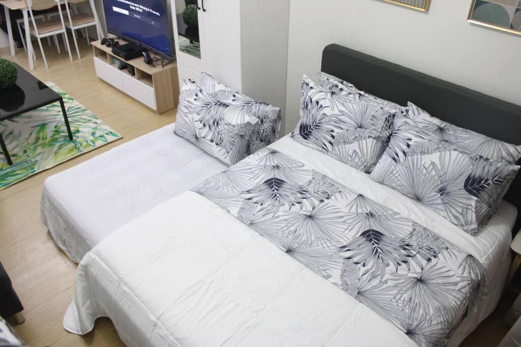 Huge A2J Executive Luxury 1Br Suite Near Abs Cbn, Gma Манила Экстерьер фото